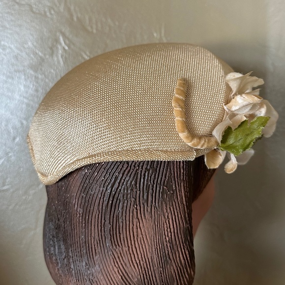 ATTRACTIVE 1950s\' PALE GOLD STRAW JULIET  CAP WITH MATCHING FABRIC FLOWERS main image 10